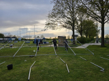 Opbouwen tent op sportpark 'Het Springer' (maandag 29 april 2024) (9/41)